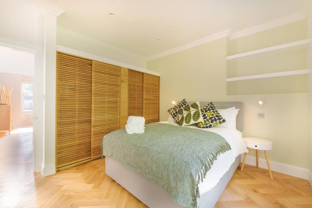 Stunning Two Bed Apartment Rh8 Londra Esterno foto