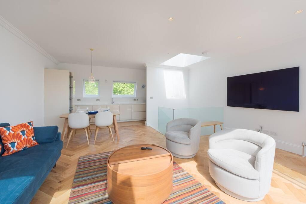 Stunning Two Bed Apartment Rh8 Londra Esterno foto