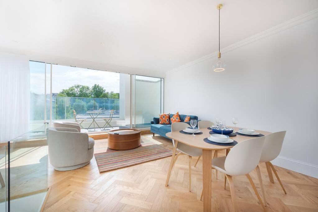 Stunning Two Bed Apartment Rh8 Londra Esterno foto