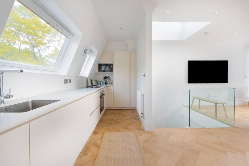 Stunning Two Bed Apartment Rh8 Londra Esterno foto