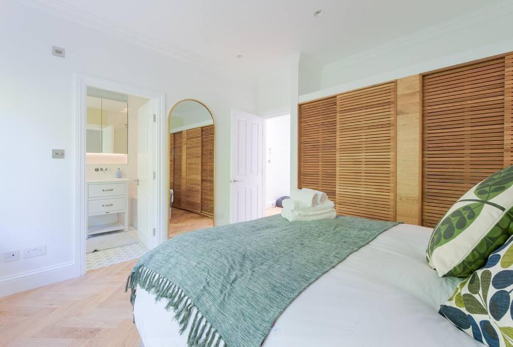 Stunning Two Bed Apartment Rh8 Londra Esterno foto